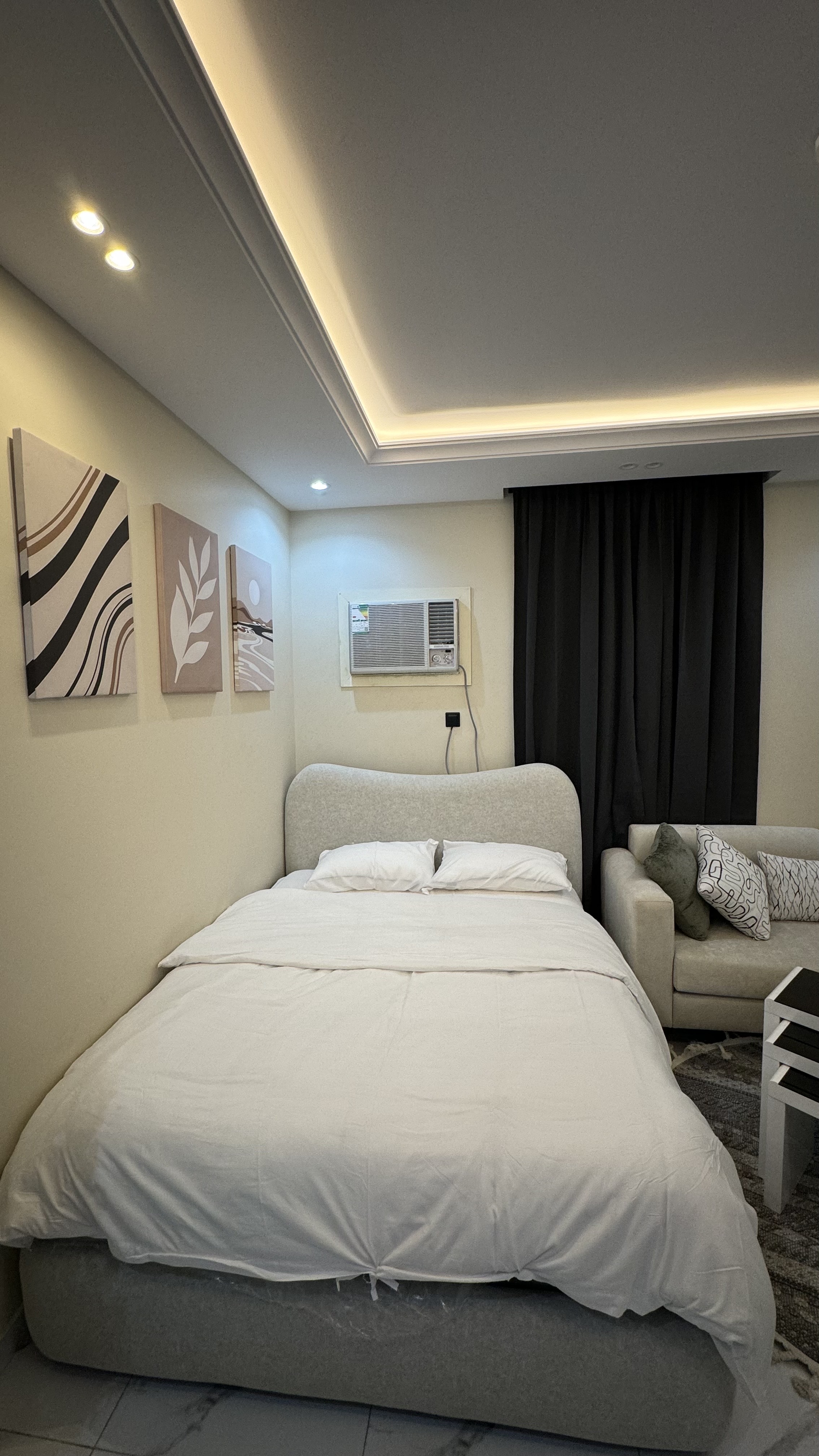 استديو بسرير ماستر وجلسه جانبيه