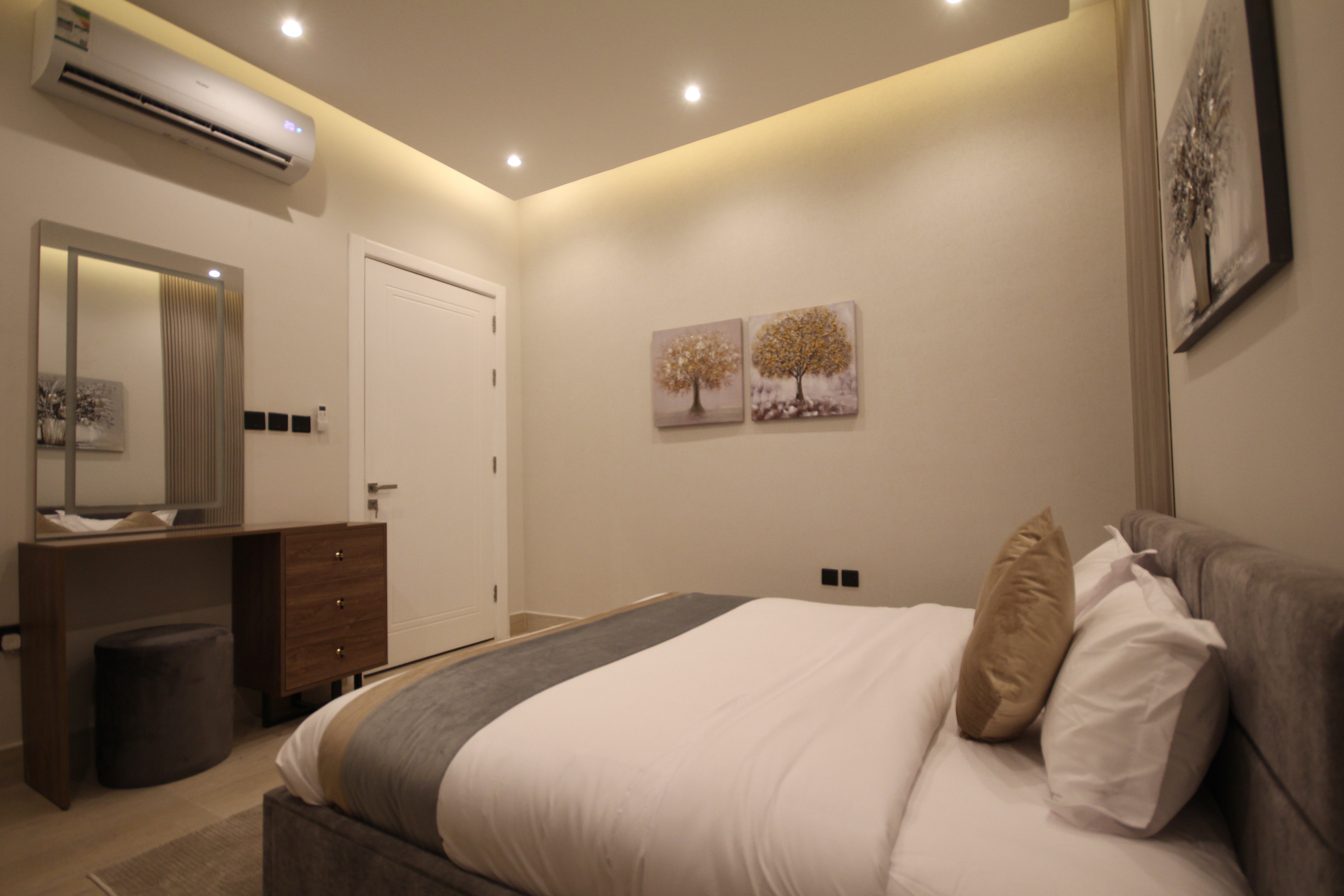 Stylish 1BR with Private Entrance Fiber WiFi