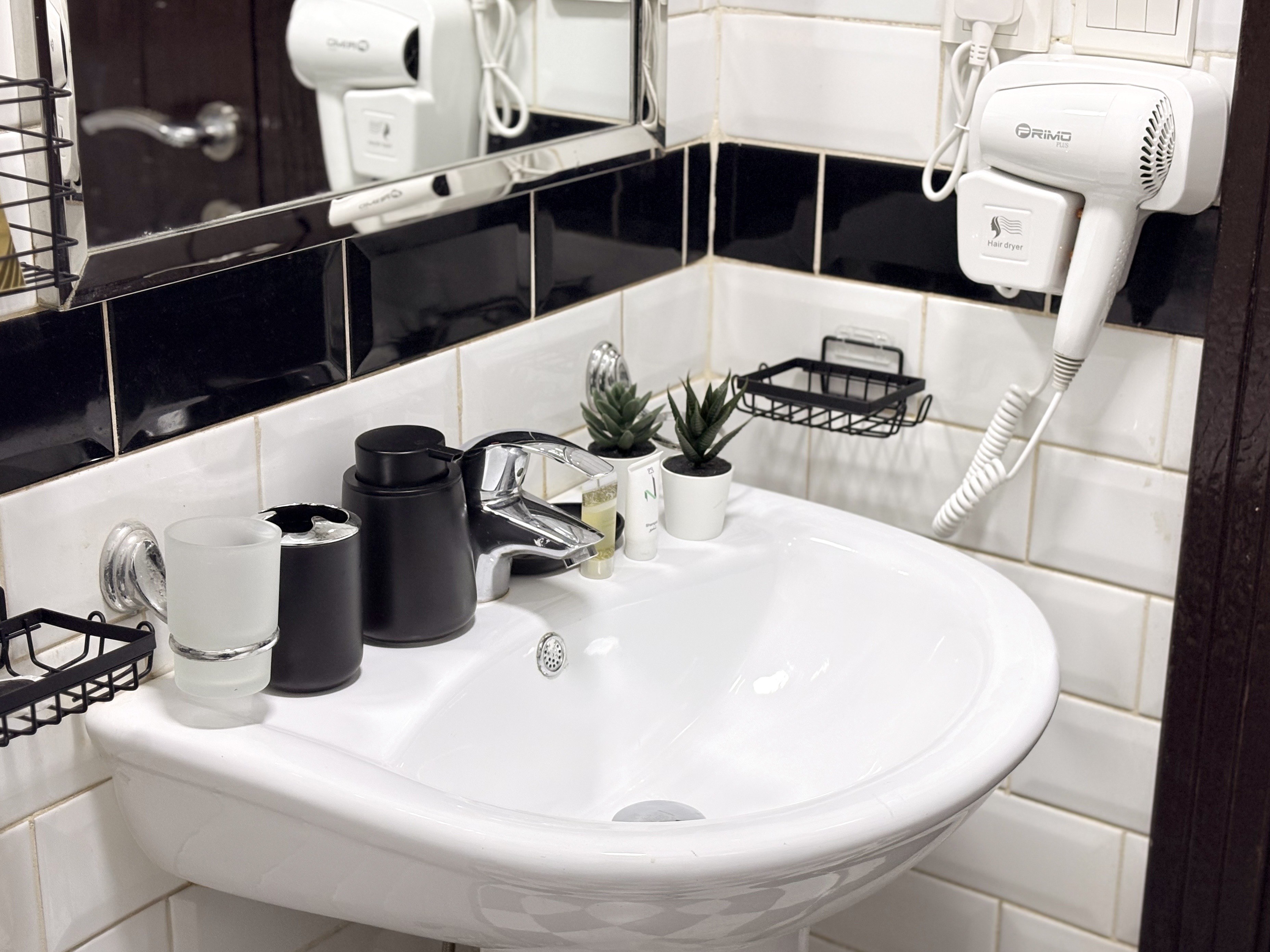 استوديو الملقا | شاشه 65 | تنظيف يومي | دخول ذاتي