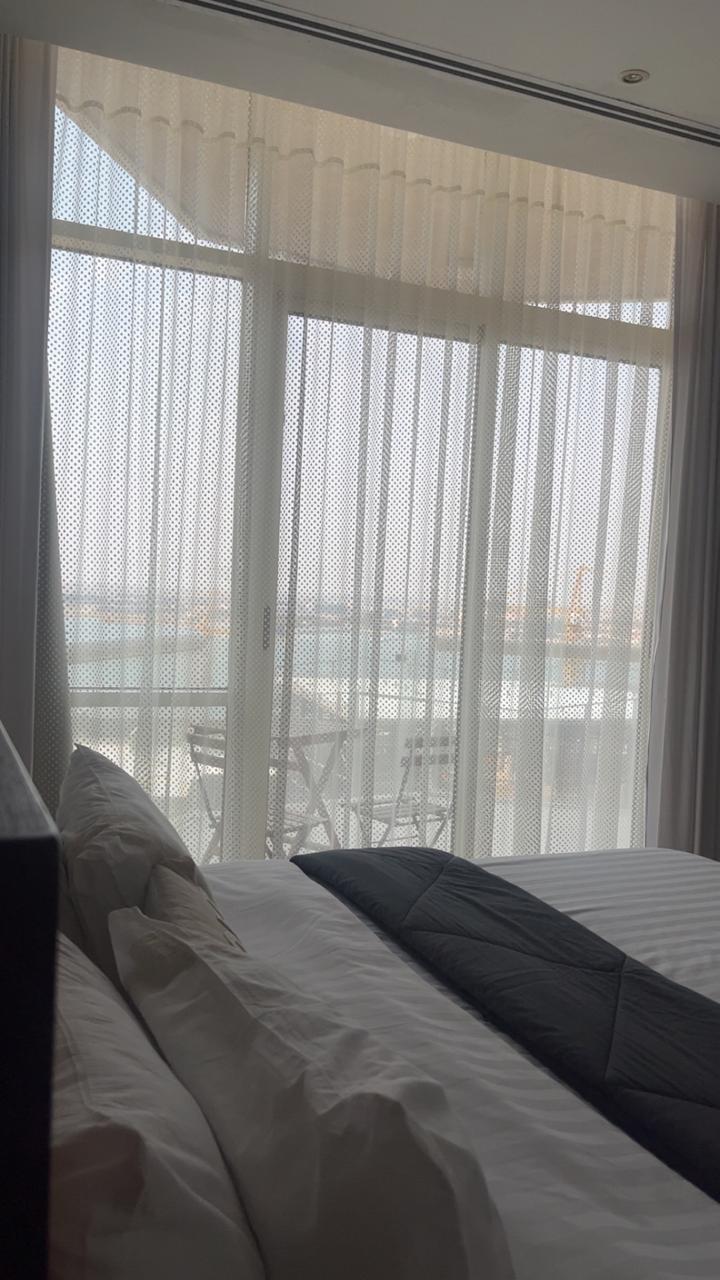 شقه مكزنه من غرفتين اطلاله على البحر
